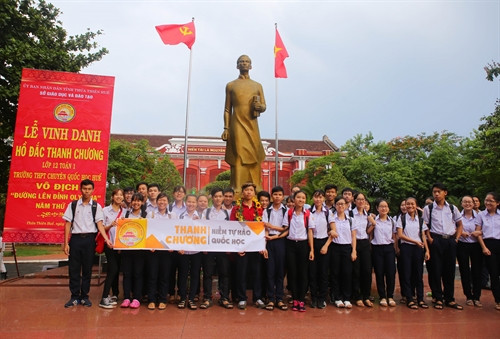 Học sinh Trường Chuyên Quốc học Huế chụp ảnh lưu niệm với nhà vô địch "Đường lên đỉnh Olympia" Hồ Đắc Thanh Chương. Ảnh: Hồ Cầu-TTXVN Học sinh Trường Chuyên Quốc học Huế chụp ảnh lưu niệm với nhà vô địch "Đường lên đỉnh Olympia" Hồ Đắc Thanh Chương. Ảnh: Hồ Cầu-TTXVN