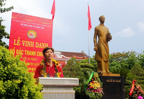Em Hồ Đắc Thanh Chương phát biểu cảm ơn tại buổi lễ vinh danh. Ảnh: Hồ Cầu-TTXVN Em Hồ Đắc Thanh Chương phát biểu cảm ơn tại buổi lễ vinh danh. Ảnh: Hồ Cầu-TTXVN