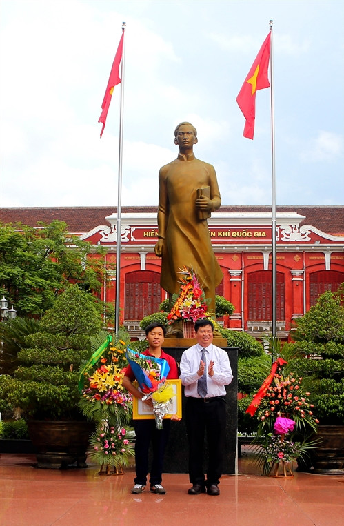Ông Nguyễn Dung, Phó Chủ tịch UBND tỉnh Thừa Thiên – Huế trao tặng Bằng khen của UBND tỉnh cho em Hồ Đắc Thanh Chương. Ảnh: Hồ Cầu-TTXVN Ông Nguyễn Dung, Phó Chủ tịch UBND tỉnh Thừa Thiên – Huế trao tặng Bằng khen của UBND tỉnh cho em Hồ Đắc Thanh Chương. Ảnh: Hồ Cầu-TTXVN