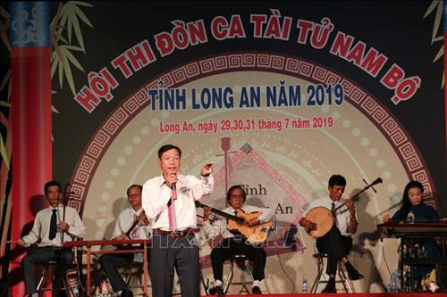 Nghệ nhân Nguyễn Thanh Mong, huyện Tân Trụ tại hội thi đờn ca tài tử. Ảnh: Đức Hạnh- TTXVN