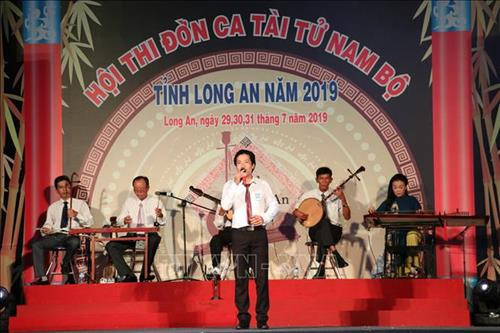 Nghệ nhân Bùi Minh Phúc, huyện Châu Thành tại hội thi đờn ca tài tử. Ảnh: Đức Hạnh- TTXVN