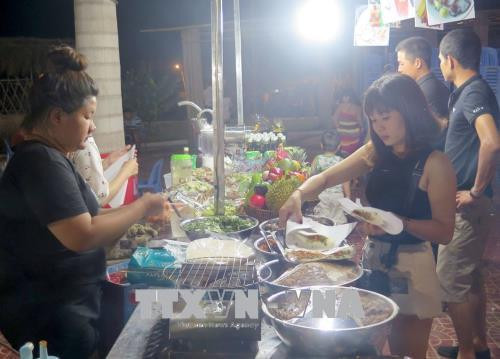 Du khách tham quan các gian hàng ẩm thực tại Ngày hội. Ảnh: Xuân Triệu - TTXVN Du khách tham quan các gian hàng ẩm thực tại Ngày hội. Ảnh: Xuân Triệu - TTXVN