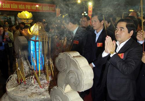 Các đại biểu dâng hương tại đền Trần. Ảnh: Thế Duyệt – TTXVN