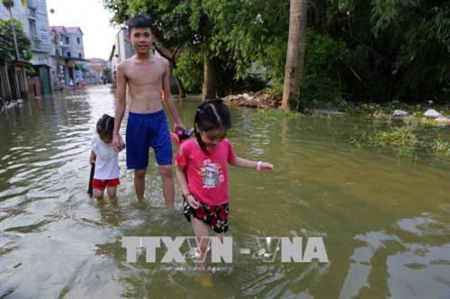 Cuộc sống người dân thôn Muôn vẫn ngập chìm trong nước. Ảnh: Thành Đạt – TTXVN Cuộc sống người dân thôn Muôn vẫn ngập chìm trong nước. Ảnh: Thành Đạt – TTXVN