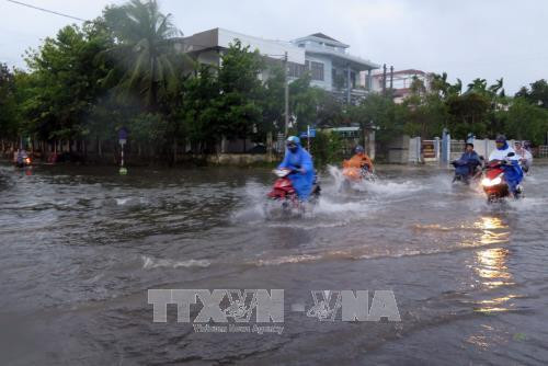 Mưa lớn gây ngập sâu trên đường Hùng Vương, thành phố Tam Kỳ. Ảnh : Đỗ Văn Trưởng- TTXVN Mưa lớn gây ngập sâu trên đường Hùng Vương, thành phố Tam Kỳ. Ảnh : Đỗ Văn Trưởng- TTXVN