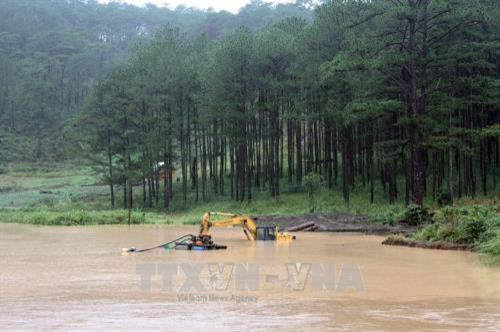 Một chiếc máy xúc bị nhấn chìm trên địa bàn huyện Lạc Dương. Ảnh : Chu Quốc Hùng- Đặng Anh Tuấn- TTXVN Một chiếc máy xúc bị nhấn chìm trên địa bàn huyện Lạc Dương. Ảnh : Chu Quốc Hùng- Đặng Anh Tuấn- TTXVN