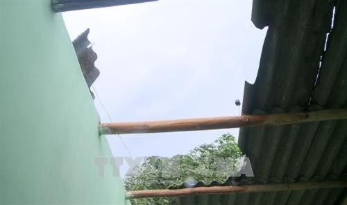 Nhiều ngôi nhà bị hư hỏng nặng. Ảnh: Phước Ngọc - TTXVN Nhiều ngôi nhà bị hư hỏng nặng. Ảnh: Phước Ngọc - TTXVN