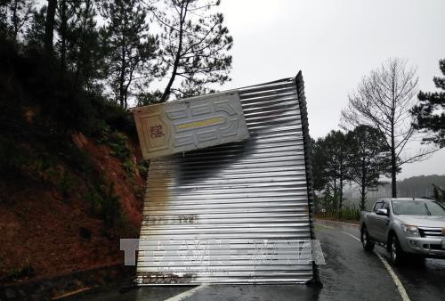 Lốc cuốn một ngôi nhà khung sắt xuống mặt đường Quốc lộ 27C. Ảnh : Chu Quốc Hùng- Đặng Anh Tuấn- TTXVN Lốc cuốn một ngôi nhà khung sắt xuống mặt đường Quốc lộ 27C. Ảnh : Chu Quốc Hùng- Đặng Anh Tuấn- TTXVN