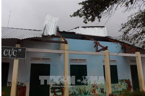 Nhiều nhà dân, trường học ở huyện miền núi Bác Ái bị tốc mái. Ảnh: Công Thử - TTXVN Nhiều nhà dân, trường học ở huyện miền núi Bác Ái bị tốc mái. Ảnh: Công Thử - TTXVN