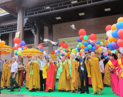 Nghi lễ thả chim và bóng bay cầu cho cuộc sống ấm no, hạnh phúc tới toàn thể nhân loại. Ảnh: Đức Phương- TTXVN Nghi lễ thả chim và bóng bay cầu cho cuộc sống ấm no, hạnh phúc tới toàn thể nhân loại. Ảnh: Đức Phương- TTXVN
