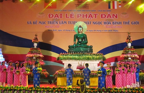 Nghi lễ dâng hoa, bế mạc triển lãm tượng Phật ngọc hòa bình thế giới tại Đại lễ. Ảnh: Đức Phương- TTXVN Nghi lễ dâng hoa, bế mạc triển lãm tượng Phật ngọc hòa bình thế giới tại Đại lễ. Ảnh: Đức Phương- TTXVN