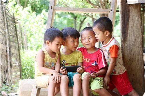 Con em dân tộc Mảng được tiếp cận với thông tin và văn hóa hiện đại thông qua mạng xã hội. Ảnh: Công Tuyên-TTXVN Con em dân tộc Mảng được tiếp cận với thông tin và văn hóa hiện đại thông qua mạng xã hội. Ảnh: Công Tuyên-TTXVN