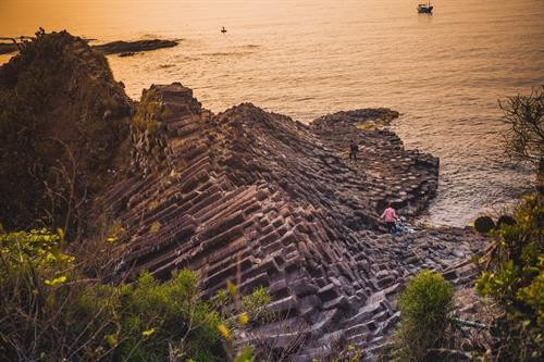 Gành Đá Đĩa với những khối đá hình lăng trụ với màu đen huyền bí xếp sát nhau nằm ngay bên bờ biển xã An Ninh Đông, huyện Tuy An, tỉnh Phú Yên. Ảnh: Trọng Đạt - TTXVN Gành Đá Đĩa với những khối đá hình lăng trụ với màu đen huyền bí xếp sát nhau nằm ngay bên bờ biển xã An Ninh Đông, huyện Tuy An, tỉnh Phú Yên. Ảnh: Trọng Đạt - TTXVN