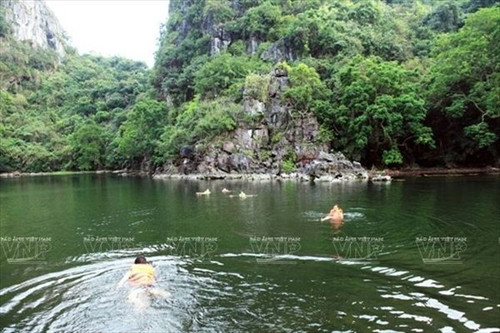 Du khách đắm mình vào làn nước trong xanh của áng Thình Lình. Ảnh: Trần Thanh Giang