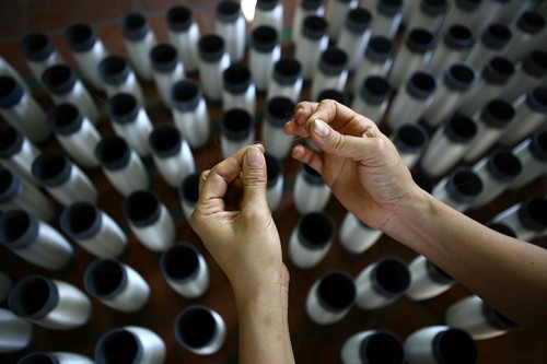 Nối những sợi tơ mỏng manh, mềm mại trong khâu mắc cửi.