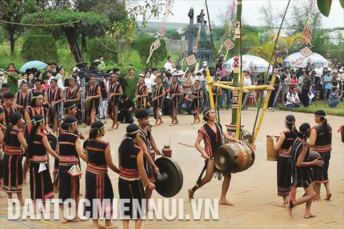 Nghệ nhân Rơ Châm H’Mut thường mang tiếng chiêng của mình đi khắp các lễ hội lớn trên cả nước để góp phần quảng bá văn hóa cồng chiêng Nghệ nhân Rơ Châm H’Mut thường mang tiếng chiêng của mình đi khắp các lễ hội lớn trên cả nước để góp phần quảng bá văn hóa cồng chiêng