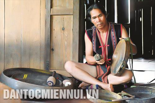 Nghệ nhân Rơ Châm H’Mut bên bộ chiêng quý Nghệ nhân Rơ Châm H’Mut bên bộ chiêng quý