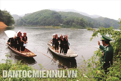 Để nâng cao dân trí, huyện Lục Yên đã đẩy mạnh tuyên truyền, vận động người dân chưa biết chữ tham gia các lớp học xóa mù chữ Để nâng cao dân trí, huyện Lục Yên đã đẩy mạnh tuyên truyền, vận động người dân chưa biết chữ tham gia các lớp học xóa mù chữ