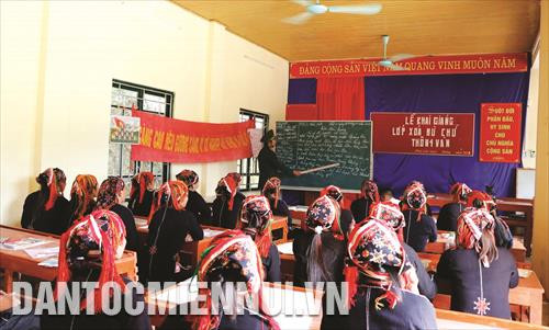 Quang cảnh lớp học xóa mù chữ tại thôn 4 Vàn, xã Phúc Lợi, huyện Lục Yên Quang cảnh lớp học xóa mù chữ tại thôn 4 Vàn, xã Phúc Lợi, huyện Lục Yên