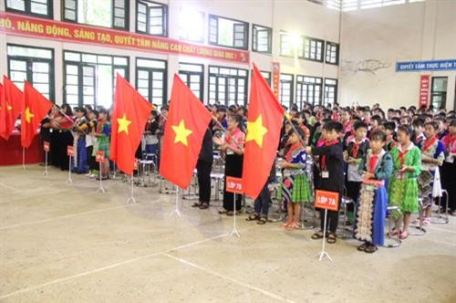 Học sinh Trường Phổ thông dân tộc nội trú - Trung học cơ sở - Trung học phổ thông Mường La nghiêm trang chào cờ. Ảnh: giaoducthoidai.vn Học sinh Trường Phổ thông dân tộc nội trú - Trung học cơ sở - Trung học phổ thông Mường La nghiêm trang chào cờ. Ảnh: giaoducthoidai.vn