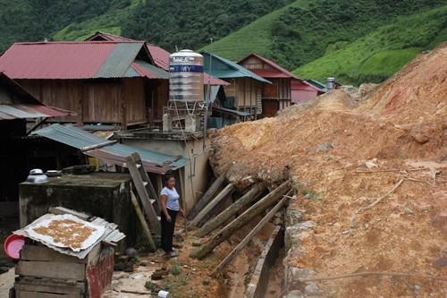 Đã hai mùa mưa kể từ khi được chuyển đến nơi ở mới để phục vụ xây dựng công trình thủy điện Lai Châu, hơn chục hộ đồng bào dân tộc Cống ở bản tái định cư Nậm Khao, huyện Mường Tè đang phải sống trong sự đe dọa đến tính mạng bởi hàng vạn khối đất đá có nguy cơ sạt lở xuống, vùi lấp họ bất cứ lúc nào. Ảnh: Quang Duy- TTXVN. Đã hai mùa mưa kể từ khi được chuyển đến nơi ở mới để phục vụ xây dựng công trình thủy điện Lai Châu, hơn chục hộ đồng bào dân tộc Cống ở bản tái định cư Nậm Khao, huyện Mường Tè đang phải sống trong sự đe dọa đến tính mạng bởi hàng vạn khối đất đá có nguy cơ sạt lở xuống, vùi lấp họ bất cứ lúc nào. Ảnh: Quang Duy- TTXVN.