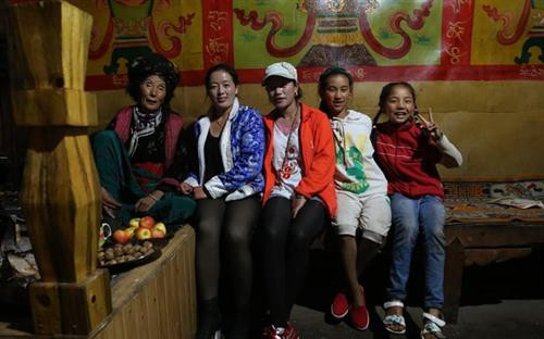 Trên dãy Himalaya, người Mosuo sống ở rìa hồ Luga xanh tươi thuộc huyện tự trị Ninh Lạng, Trung Quốc. Vùng đất này được ví như Tây Lương Nữ Quốc trong tác phẩm Tây Du Ký. Đây là một trong số ít những xã hội mẫu hệ cuối cùng. Phụ nữ trong bộ tộc vẫn duy trì phong tục tự chọn và thay đổi đối tác theo mong muốn. Người phụ nữ ở đây nắm giữ sức mạnh về cả tinh thần và thể chất. Tuy nhiên, trong 20 năm trở lại đây, văn hóa của bộ tộc này dần bị mai một. Du khách đổ về đây để được khám phá văn hóa có một không hai này. Như nhiều cộng đồng thiểu số khác, cơ hội kiếm tiền từ du lịch luôn có giá kèm theo. Nhiếp ảnh gia Karolin Klüppel, người ghi lại hình ảnh hiếm hoi về vương quốc kỳ lạ này, cho biết: “Điều này gây mâu thuẫn trong nhiều gia đình. Cuộc sống trở nên dễ thở hơn khi có lợi nhuận từ du lịch, nhưng họ cũng thấy buồn bã trước những đổi thay”. Nơi này ngày càng có nhiều hoạt động thu hút du khách nhờ phong cảnh thiên nhiên tuyệt đẹp và nền văn hóa độc đáo. Tuy nhiên, nhiều người đã lấy người ngoài tộc và chuyển về các thành phố lớn hơn để tìm việc làm. Giờ đây, phụ nữ lớn tuổi là người gìn giữ văn hóa của tộc Mosou. Họ khỏe mạnh, uyên bác và đầy lòng tự trọng. Sức mạnh và sự kiên định của họ giống như dãy Himalaya nơi họ sống. Theo Klüppel, những người cao tuổi ở đây hài hước và năng động. Cô cho biết: “Tôi thấy một phụ nữ 80 tuổi bê những thứ tôi còn chẳng nhấc nổi. Họ rất khỏe. Tôi nhận ra sức khỏe phụ thuộc vào cách bạn làm việc - họ còn khỏe hơn đàn ông”. Theo truyền thống, các đối tác hay "chồng" của họ chỉ tới thăm vào ban đêm và không có vai trò gì trong việc nuôi dưỡng con cái. Con cái ở với gia đình người mẹ cả đời, và người phụ nữ là chủ gia đình. Với người Mosuo, điều quan trọng nhất là tình yêu và đam mê. Nếu không còn yêu nhau, họ chấm dứt mối quan hệ một cách nhẹ nhàng.