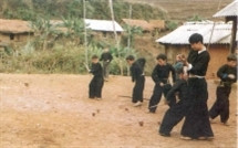 Ngày Tết, trai gái Mông vui chơi ca hát, múa khèn, tung còn, đánh cầu lông gà, đánh quay. Chơi quay là một trò chơi phổ biến ở hầu hết các dân tộc ở miền Bắc, nhưng mỗi dân tộc có cách đánh quay riêng. Ngày Tết, trai gái Mông vui chơi ca hát, múa khèn, tung còn, đánh cầu lông gà, đánh quay. Chơi quay là một trò chơi phổ biến ở hầu hết các dân tộc ở miền Bắc, nhưng mỗi dân tộc có cách đánh quay riêng.