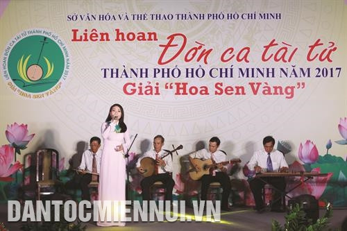 Tiết mục biểu diễn của nghệ nhân tài tử đàn, ca Câu lạc bộ Đờn ca tài tử Trung tâm Văn hóa Quận 3 TP.HCM tại Liên hoan Đờn ca tài tử TP.HCM năm 2017