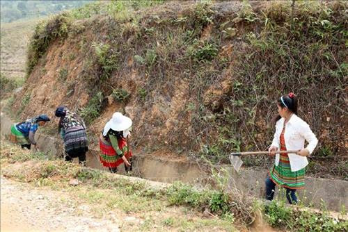 Thực hiện nếp sống văn hóa mới, người dân bản Khau Giềng xã Hố Mít dọn dẹp vệ sinh hệ thống kênh mương thủy lợi, đường vào thôn bản vào những ngày cuối tuần theo quy ước chung của bản đề ra. Ảnh: Quý Trung – TTXVN Thực hiện nếp sống văn hóa mới, người dân bản Khau Giềng xã Hố Mít dọn dẹp vệ sinh hệ thống kênh mương thủy lợi, đường vào thôn bản vào những ngày cuối tuần theo quy ước chung của bản đề ra. Ảnh: Quý Trung – TTXVN