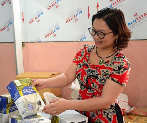 Chị Nguyễn Thị Lộc giới thiệu sản phẩm gạo lứt. Ảnh: Văn Dũng - TTXVN Chị Nguyễn Thị Lộc giới thiệu sản phẩm gạo lứt. Ảnh: Văn Dũng - TTXVN