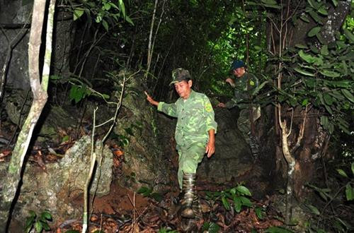 Lê Hồng Binh, nhân viên tuần rừng ở Chốt Lũng Vai, Trạm kiểm lâm Bắc Vãng, Hạt kiểm lâm rừng đặc dụng Na Hang. Ảnh: Văn Tý-TTXVN Lê Hồng Binh, nhân viên tuần rừng ở Chốt Lũng Vai, Trạm kiểm lâm Bắc Vãng, Hạt kiểm lâm rừng đặc dụng Na Hang. Ảnh: Văn Tý-TTXVN