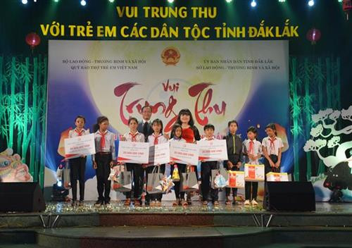 Trao tặng hợp đồng bảo hiểm nhân thọ cho các em. Ảnh: Hoài Thu – TTXVN Trao tặng hợp đồng bảo hiểm nhân thọ cho các em. Ảnh: Hoài Thu – TTXVN