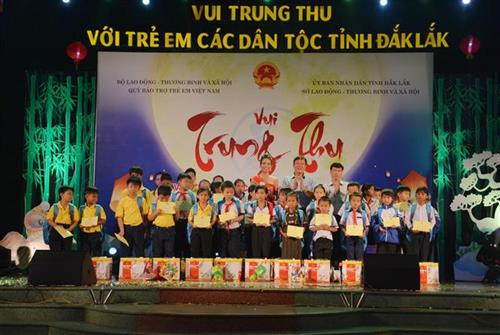 Trao học bổng, cặp sách, tặng quà trung thu cho học sinh nghèo vượt khó học giỏi. Ảnh: Hoài Thu – TTXVN. Trao học bổng, cặp sách, tặng quà trung thu cho học sinh nghèo vượt khó học giỏi. Ảnh: Hoài Thu – TTXVN.
