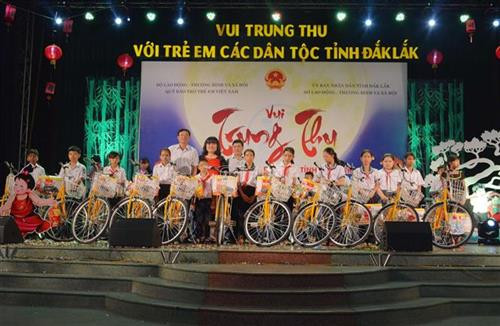 Trao tặng xe đạp cho học sinh nghèo vượt khó học giỏi. Ảnh: Hoài Thu – TTXVN. Trao tặng xe đạp cho học sinh nghèo vượt khó học giỏi. Ảnh: Hoài Thu – TTXVN.