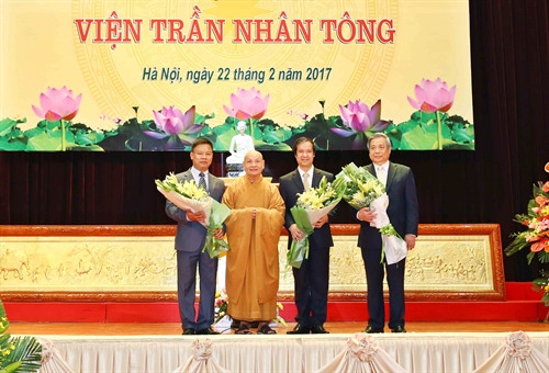 Phó Chủ tịch kiêm Tổng Thư ký Hội đồng Trị sự Giáo hội Phật giáo Việt Nam Thích Thiện Nhơn tặng hoa chúc mừng Ban lãnh đạo Viện Trần Nhân Tông. Ảnh: Minh Quyết – TTXVN Phó Chủ tịch kiêm Tổng Thư ký Hội đồng Trị sự Giáo hội Phật giáo Việt Nam Thích Thiện Nhơn tặng hoa chúc mừng Ban lãnh đạo Viện Trần Nhân Tông. Ảnh: Minh Quyết – TTXVN