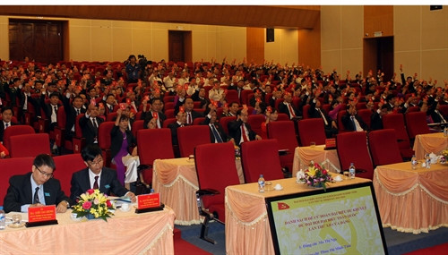 Các đại biểu thông qua Nghị quyết Đại hội. Ảnh: Quang Đán- TTXVN