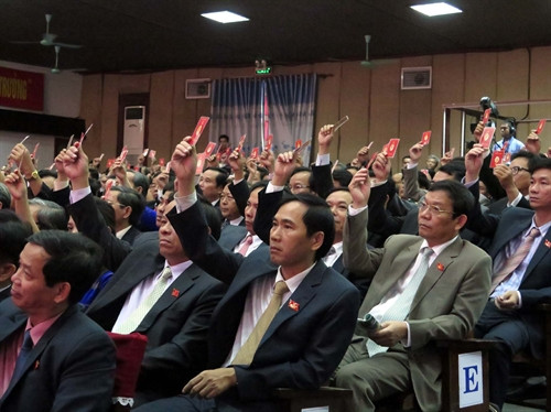 Các đại biểu biểu quyết thông qua Nghị quyết Đạị hội. Ảnh: Quốc Việt- TTXVN