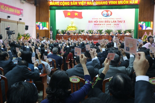 Các đại biểu biểu quyết thông qua Nghị quyết Đại hội. Ảnh: Văn Trí- TTXVN