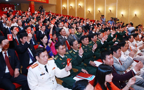 Các đại biểu biểu quyết thông qua Nghị quyết Đại hội Đảng bộ thành phố Hải Phòng khóa XV . Ảnh: Lâm Khánh- TTXVN