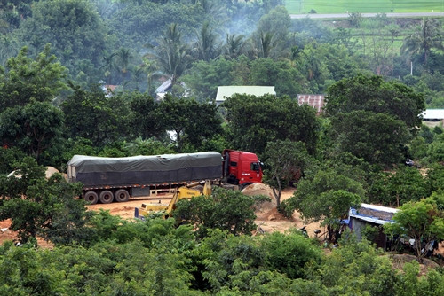 Xe tải cỡ lớn vận chuyển đá khai thác trái phép ở thôn 6, xã Hòa Sơn đi tiêu thụ. Xe tải cỡ lớn vận chuyển đá khai thác trái phép ở thôn 6, xã Hòa Sơn đi tiêu thụ.