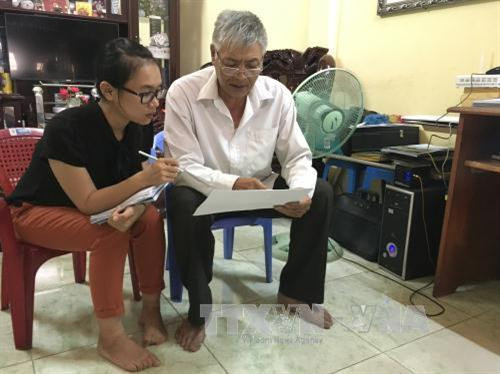 Để quản lý việc thu thuế đất theo đúng Pháp luật, Ủy ban nhân dân thành phố Kon Tum (Kon Tum) đã triển khai công văn số 1048/UBND-TH ngày 16/5/2017 về việc yêu cầu các đơn vị phối hợp hoàn thành công tác lập sổ bộ thuế sử dụng đất nông nghiệp và phi nông nghiệp năm 2017. Theo dự kiến cuối tháng 6/2017 sẽ hoàn thành, tuy nhiên, công tác này đang gặp rất nhiều bất cập, gây phiền hà cho nhiều hộ dân. Trong ảnh: Người dân phản ánh việc kê khai thuế còn nhiều phiền hà, bất cập. Ảnh: Hồng Điệp – TTXVN Để quản lý việc thu thuế đất theo đúng Pháp luật, Ủy ban nhân dân thành phố Kon Tum (Kon Tum) đã triển khai công văn số 1048/UBND-TH ngày 16/5/2017 về việc yêu cầu các đơn vị phối hợp hoàn thành công tác lập sổ bộ thuế sử dụng đất nông nghiệp và phi nông nghiệp năm 2017. Theo dự kiến cuối tháng 6/2017 sẽ hoàn thành, tuy nhiên, công tác này đang gặp rất nhiều bất cập, gây phiền hà cho nhiều hộ dân. Trong ảnh: Người dân phản ánh việc kê khai thuế còn nhiều phiền hà, bất cập. Ảnh: Hồng Điệp – TTXVN