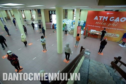 Mỗi người thực hiện nghiêm túc khoảng cách 2m để đảm bảo an toàn sức khỏe dịch bệnh ở Nhà Văn hóa quận Bắc Từ Liêm, quận Bắc Từ Liêm, Hà Nội.