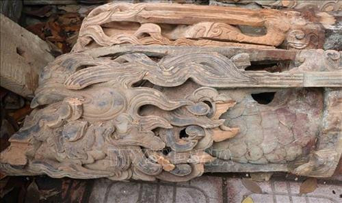 Những cấu kiện cũ có giá trị kiến trúc, mỹ thuật trong đình Đồng Kỵ. Ảnh: Thanh Thương – TTXVN