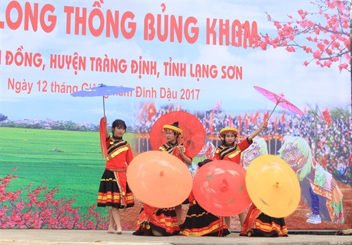 Học sinh Trường trung học phổ thông Đại Đồng biểu diễn văn nghệ trong ngày diễn ra lễ hội. Học sinh Trường trung học phổ thông Đại Đồng biểu diễn văn nghệ trong ngày diễn ra lễ hội.