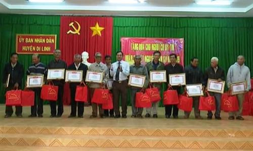 Nhân dịp chuẩn bị đón Tết cổ truyền Kỷ Hợi 2019, Ban Dân tộc tỉnh Lâm Đồng đã tổ chức thăm và tặng quà tết cho các già làng, người có uy tín vùng đồng bào dân tộc thiểu số trên địa bàn huyện Di Linh. Ảnh: lamdong.gov.vn Nhân dịp chuẩn bị đón Tết cổ truyền Kỷ Hợi 2019, Ban Dân tộc tỉnh Lâm Đồng đã tổ chức thăm và tặng quà tết cho các già làng, người có uy tín vùng đồng bào dân tộc thiểu số trên địa bàn huyện Di Linh. Ảnh: lamdong.gov.vn