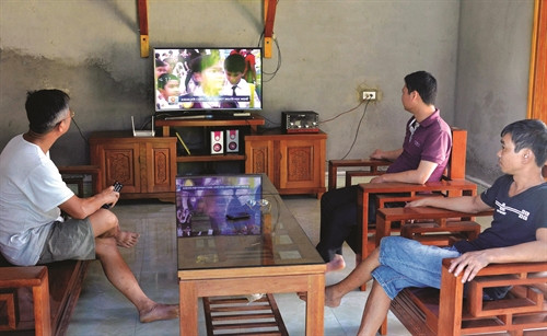 100% các hộ trong xã đã được sử dụng điện lưới quốc gia 100% các hộ trong xã đã được sử dụng điện lưới quốc gia