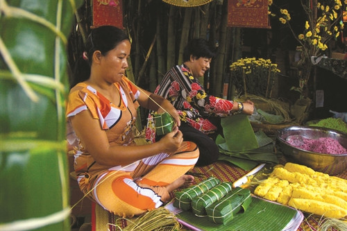 Bánh tét là món ăn không thể thiếu trong mâm cỗ Tết của đồng bào Khmer. Bánh được gói bằng lá chuối, làm từ gạo nếp, đậu xanh, thịt lợn và có hình tròn, dài Bánh tét là món ăn không thể thiếu trong mâm cỗ Tết của đồng bào Khmer. Bánh được gói bằng lá chuối, làm từ gạo nếp, đậu xanh, thịt lợn và có hình tròn, dài