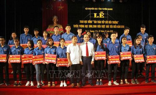 Lãnh đạo tỉnh Tuyên Quang và các nhà tài trợ trao học bổng “Tân Trào tiếp sức đến trường” cho các tân sinh viên. Ảnh: Quang Cường – TTXVN Lãnh đạo tỉnh Tuyên Quang và các nhà tài trợ trao học bổng “Tân Trào tiếp sức đến trường” cho các tân sinh viên. Ảnh: Quang Cường – TTXVN