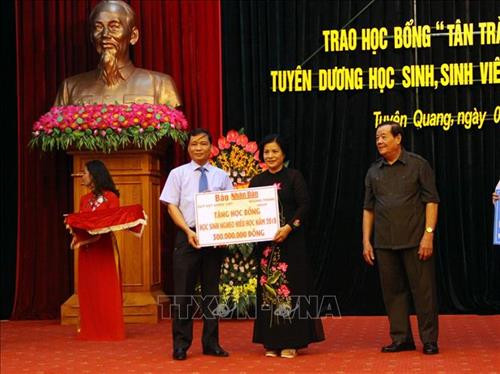 Đại diện Báo Nhân Dân trao trao 100 suất học bổng tổng trị giá 300 triệu đồng cho Quỹ khuyến học tỉnh Tuyên Quang. Ảnh: Quang Cường – TTXVN Đại diện Báo Nhân Dân trao trao 100 suất học bổng tổng trị giá 300 triệu đồng cho Quỹ khuyến học tỉnh Tuyên Quang. Ảnh: Quang Cường – TTXVN