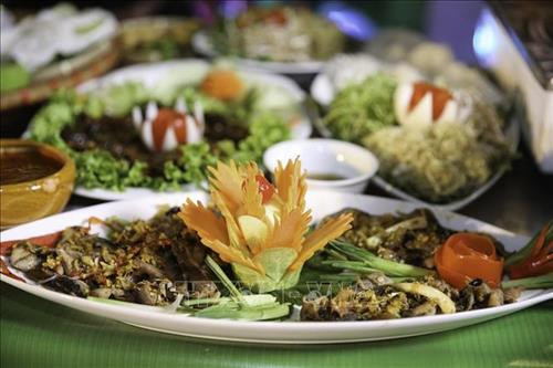 Món lươn mới được các nghệ nhân chế biến. Ảnh: Bích Huệ - TTXVN Món lươn mới được các nghệ nhân chế biến. Ảnh: Bích Huệ - TTXVN